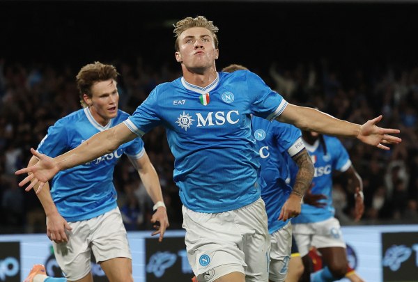 Νάπολι – Τζένοα 2-1: Νίκη κορυφής για τους «παρτενοπέι»