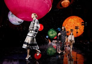 «Μια πρώτη επίδειξη σαν τελευταία»: Ο Matthieu Blazy κάνει το ντεμπούτο που όλοι περίμεναν στη Chanel