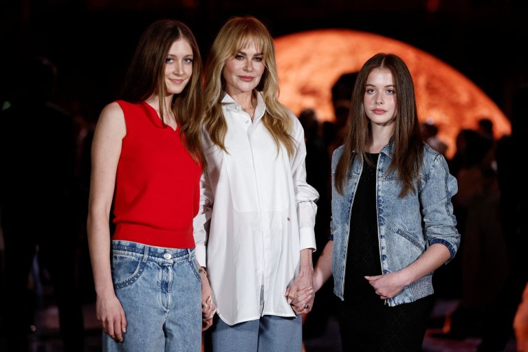 Πιο καλά από ποτέ: Η Νικόλ Κίντμαν εμφανίστηκε ανανεωμένη και έχοντας στο πλευρό της τις δύο κόρες της