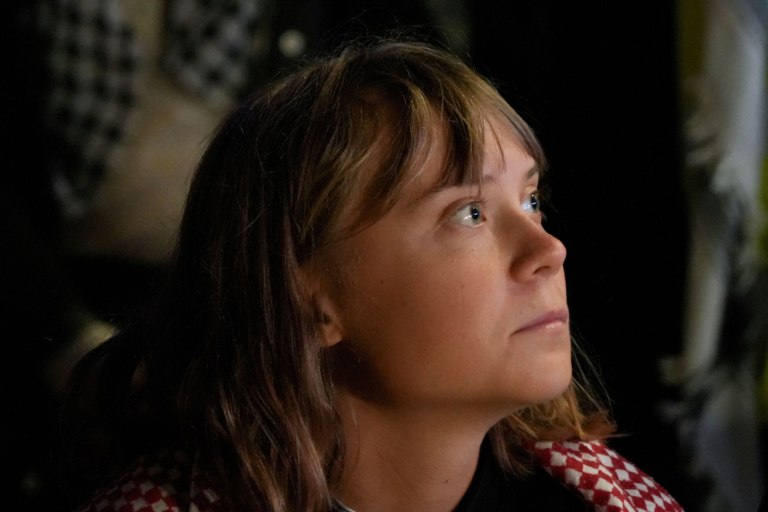 Τη χτύπησαν, την έγδυσαν, απείλησαν να της ρίξουν αέρια: Η Γκρέτα Τούνμπεργκ μιλά για την κράτησή της στο Ισραήλ