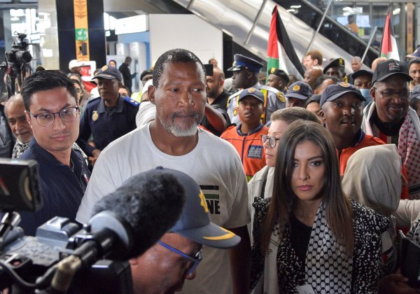 Global Sumud Flotilla: Ο εγγονός του Νέλσον Μαντέλα επέστρεψε στην πατρίδα του μετά την απέλασή του από το Ισραήλ