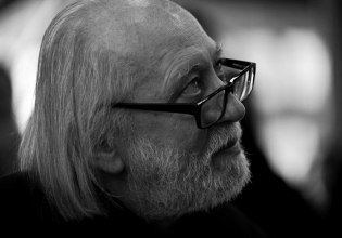 Μετά το Νόμπελ: Η Σουηδική Ακαδημία μας ξεναγεί στα κωμικοτραγικά «μονοπάτια» του Λάσλο Κρασναχορκάι