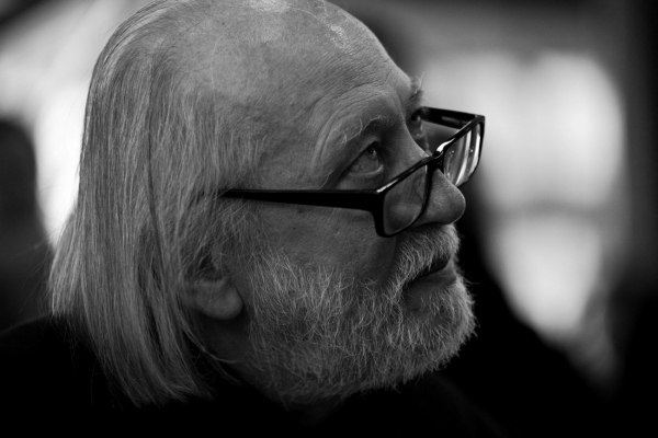 Μετά το Νόμπελ: Η Σουηδική Ακαδημία μας ξεναγεί στα κωμικοτραγικά «μονοπάτια» του Λάσλο Κρασναχορκάι