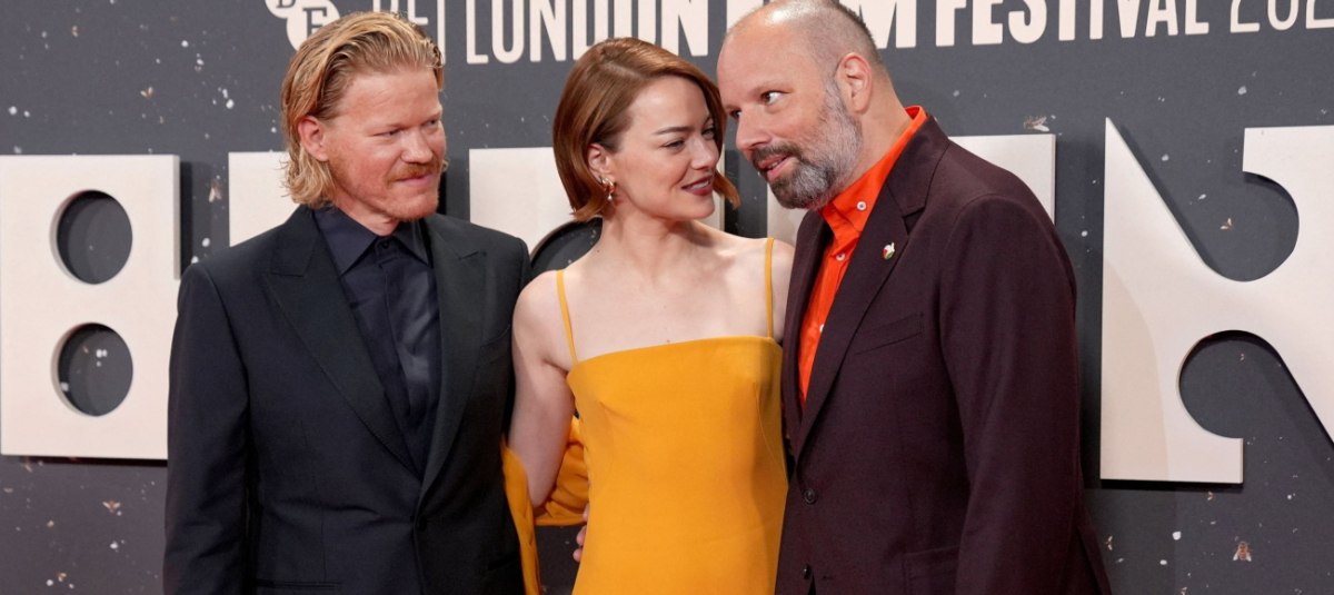 «Bugonia»: H Έμα Στόουν και ο Τζέσι Πλίμονς αποκαλύπτουν την αγαπημένη τους θεωρία συνωμοσίας (εκτός οθόνης)