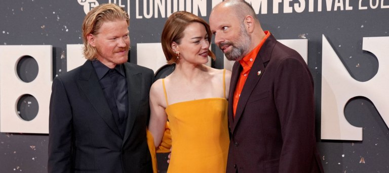 «Bugonia»: H Έμα Στόουν και ο Τζέσι Πλίμονς αποκαλύπτουν την αγαπημένη τους θεωρία συνωμοσίας (εκτός οθόνης)