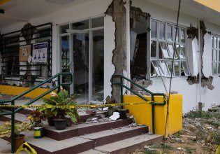 Φιλιππίνες: Κάτοικοι καθαρίζουν τα συντρίμμια των δυο ισχυρών σεισμών