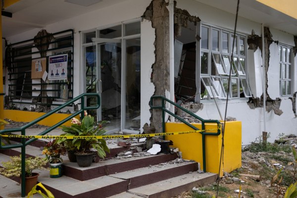 Φιλιππίνες: Κάτοικοι καθαρίζουν τα συντρίμμια των δυο ισχυρών σεισμών