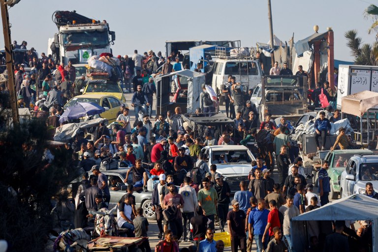 Γάζα: Η πρώτη ήσυχη νύχτα χωρίς drones και βόμβες – Παλαιστίνιοι στήνουν σκηνές στα συντρίμμια των σπιτιών τους