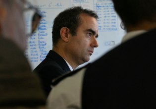 Γαλλία: Σε συμπληγάδες ο Λεκορνί – Τα δύσκολα διλήμματα