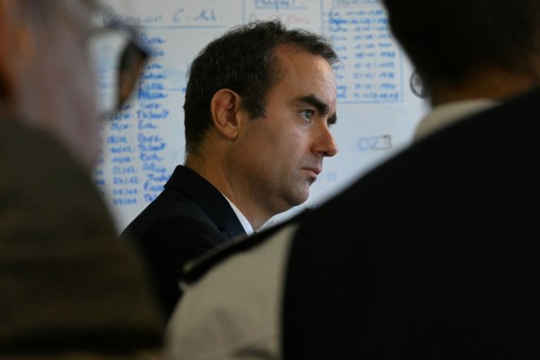 Γαλλία: Σε συμπληγάδες ο Λεκορνί – Τα δύσκολα διλήμματα