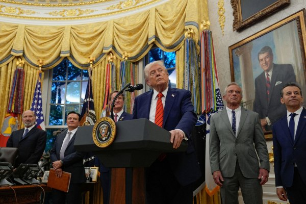 Οι δασμοί του Τραμπ χτυπούν την τσέπη των Αμερικανών: Η πίεση στα ράφια των παντοπωλείων