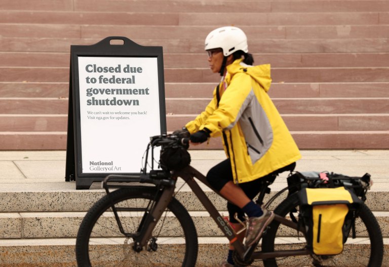 ΗΠΑ: Ξεκίνησαν οι μαζικές απολύσεις λόγω shutdown – Ποιοι οργανισμοί πλήττονται