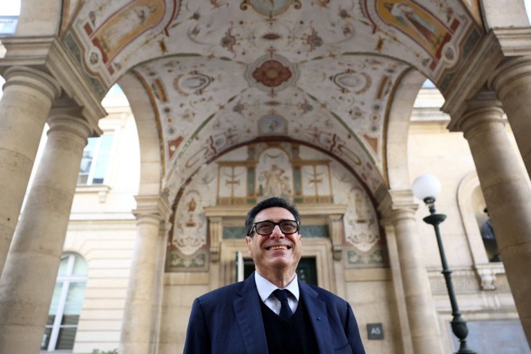 Συνεργασία με τους Σοσιαλιστές στη Γαλλία προτείνει ο νομπελίστας Αγκιόν