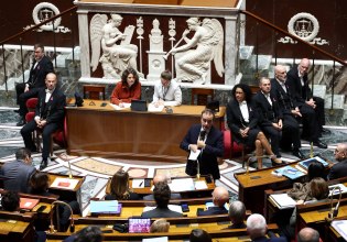 Γαλλία: Σωσίβιο στον Λεκορνί πετάνε οι Σοσιαλιστές – Δεν θα υποστηρίξουν τις προτάσεις μομφής