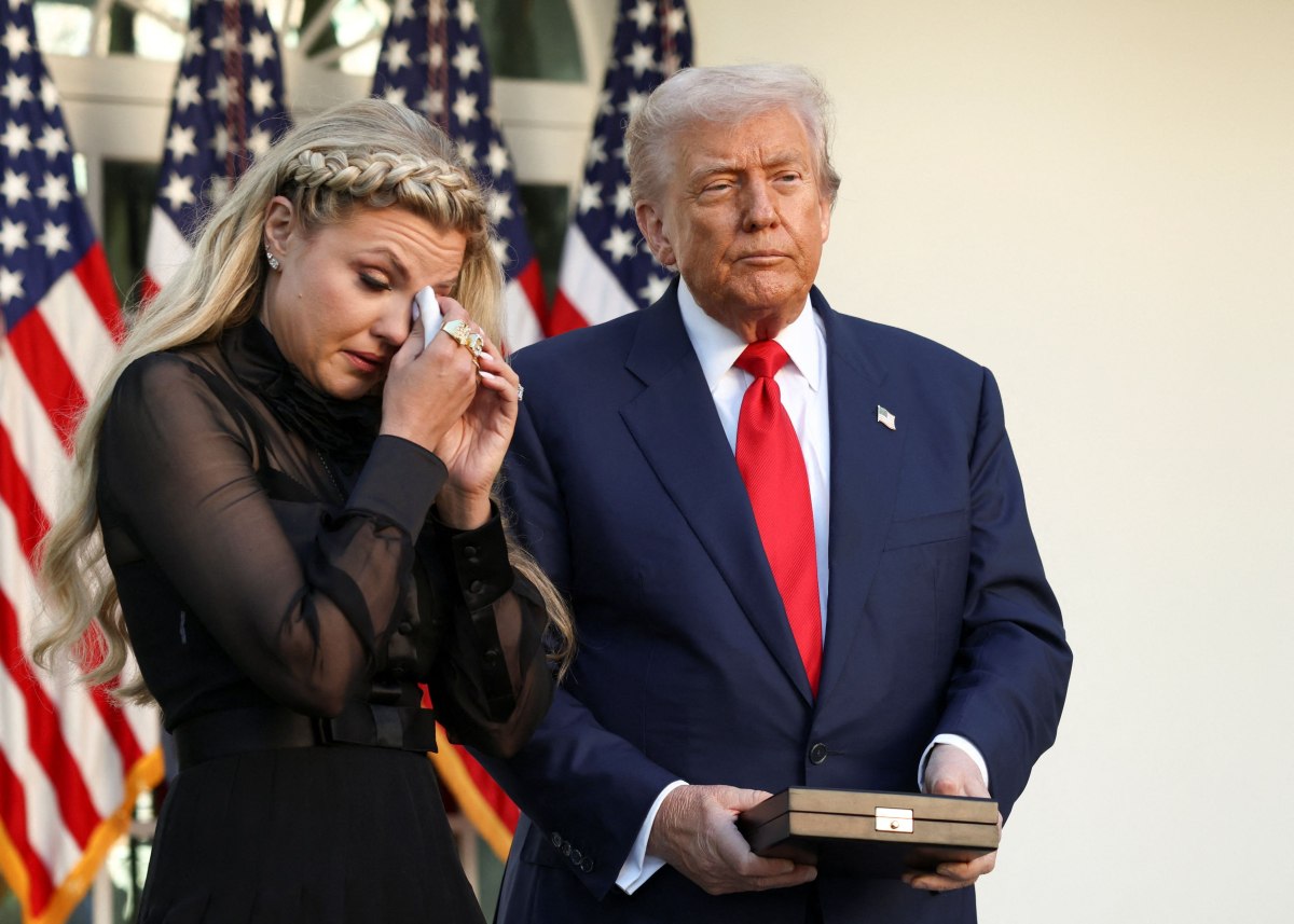 Τραμπ: Παρασημοφόρησε τον Κερκ μετά θάνατον και τον συνέκρινε με τον Σωκράτη και… τον Άγιο Πέτρο