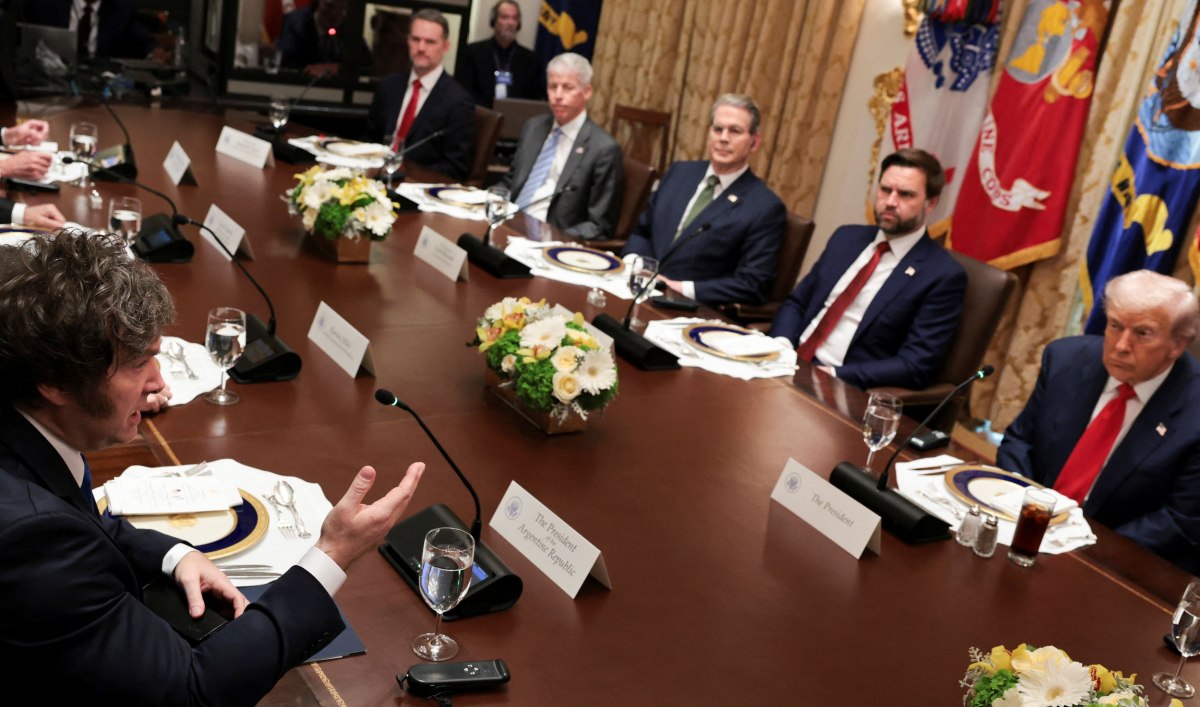 Με 20 δισ. οι ΗΠΑ στηρίζουν Μιλέι και πέσο στην Αργεντινή – «Πεθαίνουν, εντάξει; Πεθαίνουν», λέει ο Τραμπ