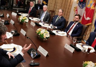 Με 20 δισ. οι ΗΠΑ στηρίζουν Μιλέι και πέσο στην Αργεντινή – «Πεθαίνουν, εντάξει; Πεθαίνουν», λέει ο Τραμπ