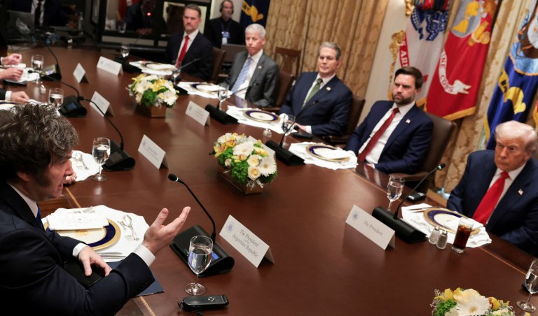 Με 20 δισ. οι ΗΠΑ στηρίζουν Μιλέι και πέσο στην Αργεντινή – «Πεθαίνουν, εντάξει; Πεθαίνουν», λέει ο Τραμπ