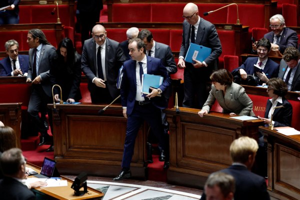 Γαλλία: Απορρίφθηκε η πρόταση μομφής κατά της κυβέρνησης Λεκορνί – Υπέρ 271 ψήφοι έναντι 289 που απαιτούνταν