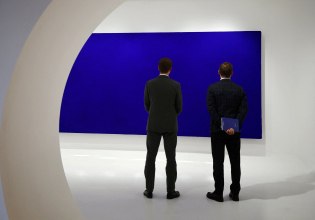 Ο μονοχρωματικός μπλέ πίνακας του Υβ Κλάιν άγγιξε τα 18 εκατομμύρια σε δημοπρασία, καταρρίπτοντας το ρεκόρ