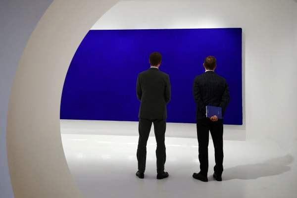 Ο μονοχρωματικός μπλέ πίνακας του Υβ Κλάιν άγγιξε τα 18 εκατομμύρια σε δημοπρασία, καταρρίπτοντας το ρεκόρ