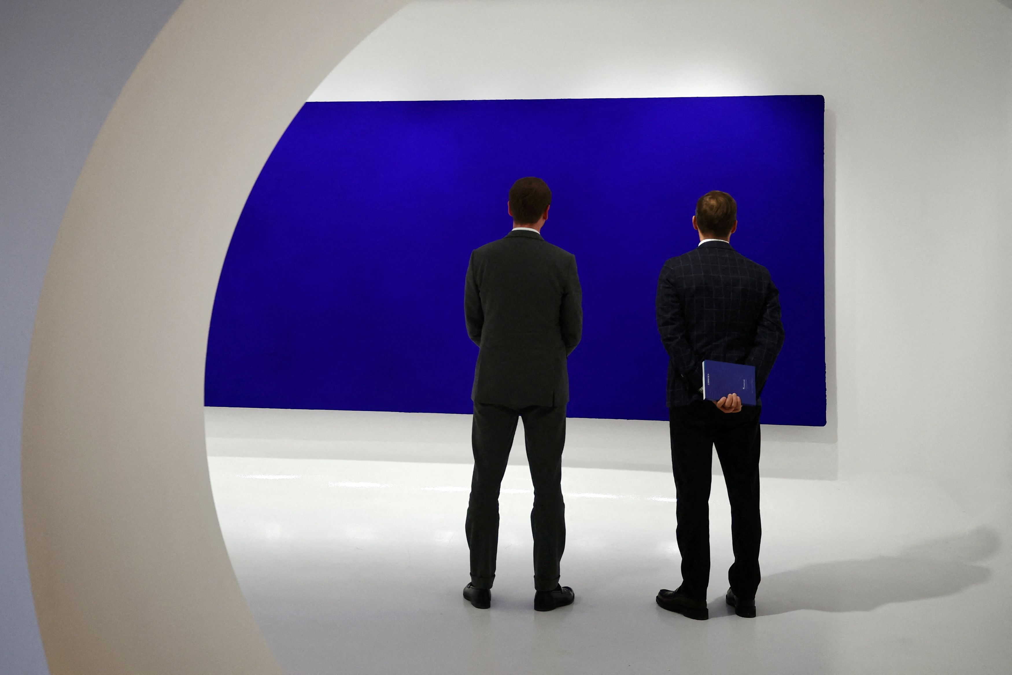 Ο μονοχρωματικός μπλέ πίνακας του Υβ Κλάιν άγγιξε τα 18 εκατομμύρια σε δημοπρασία, καταρρίπτοντας το ρεκόρ