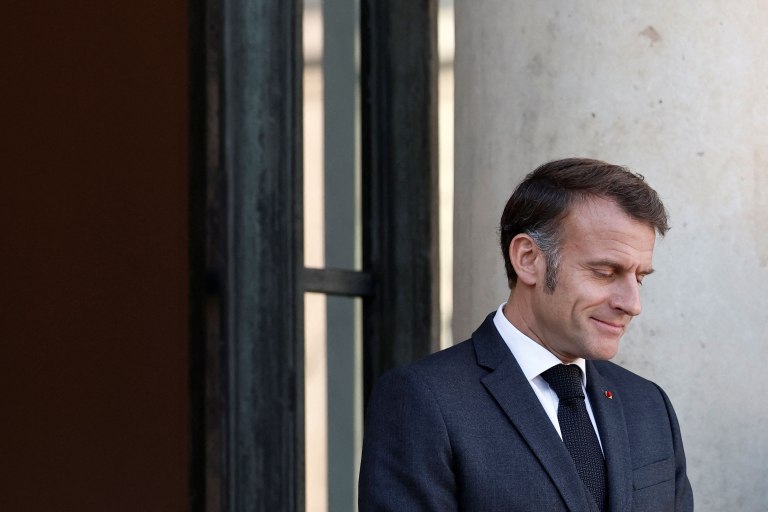 Politico: Ενώ η Γαλλία καίγεται, ο Μακρόν παλεύει να σώσει την υστεροφημία του