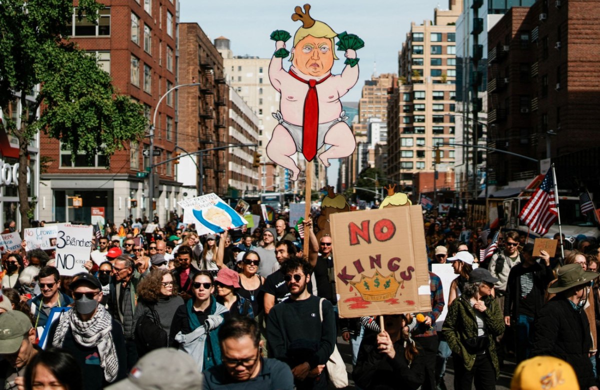 ΗΠΑ: Τι είναι το κίνημα «No Kings» που τάσσεται ενάντια στον Τραμπ – Εκατομμύρια πολίτες στους δρόμους