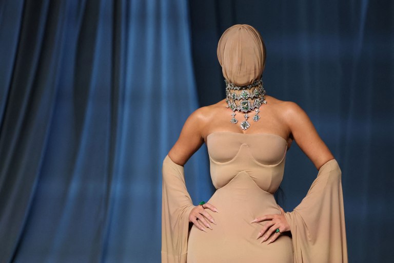 Η Κιμ Καρντάσιαν εμφανίστηκε στο γκαλά του Academy Museum με καλυμμένο το πρόσωπο της – Αλλά γιατί;