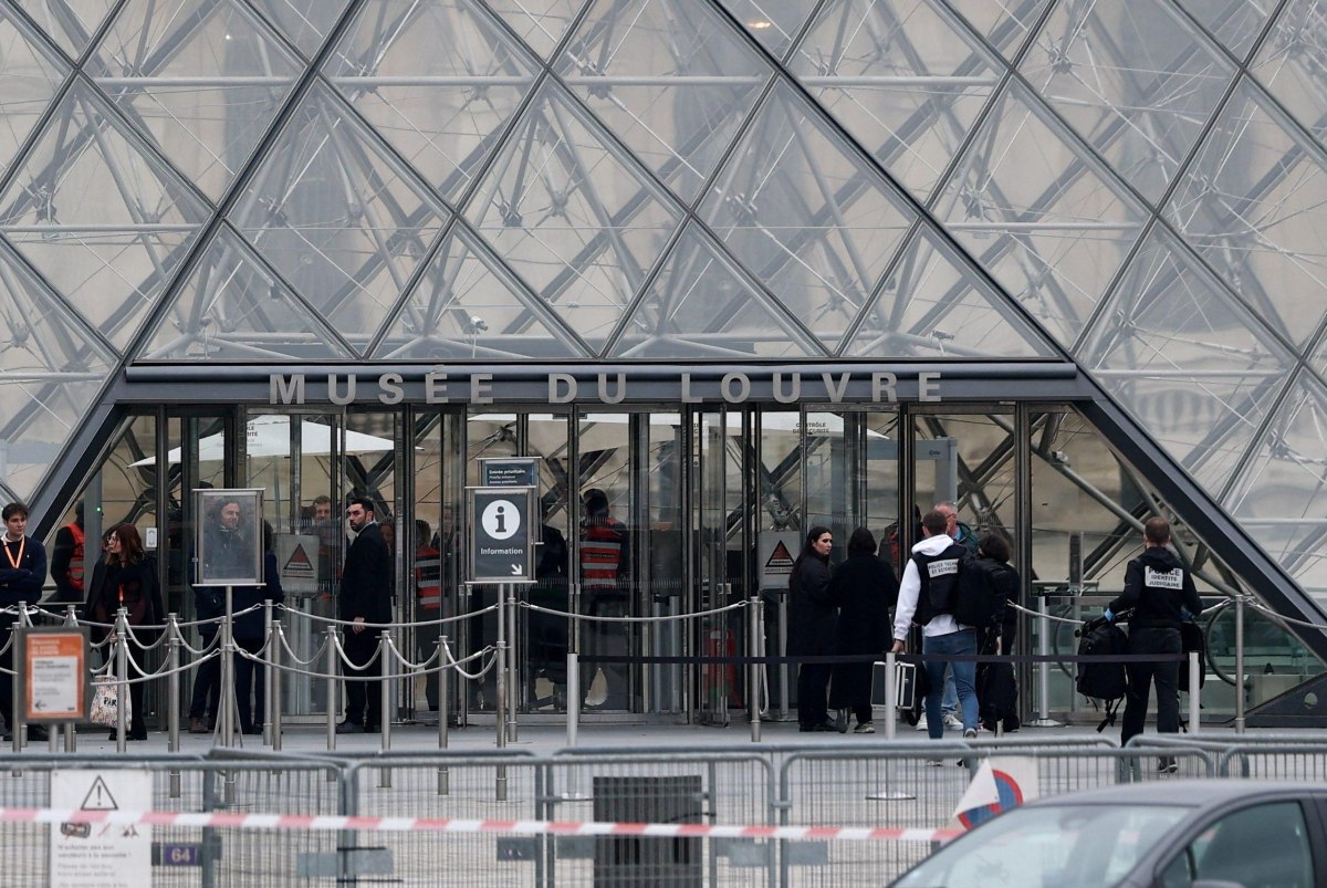 Louvre Museum Closes After Jewelry Robbery in Paris
