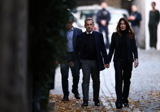 Νικολά Σαρκοζί: Κρατώντας το χέρι της Κάρλα Μπρούνι οδηγήθηκε σήμερα στη φυλακή
