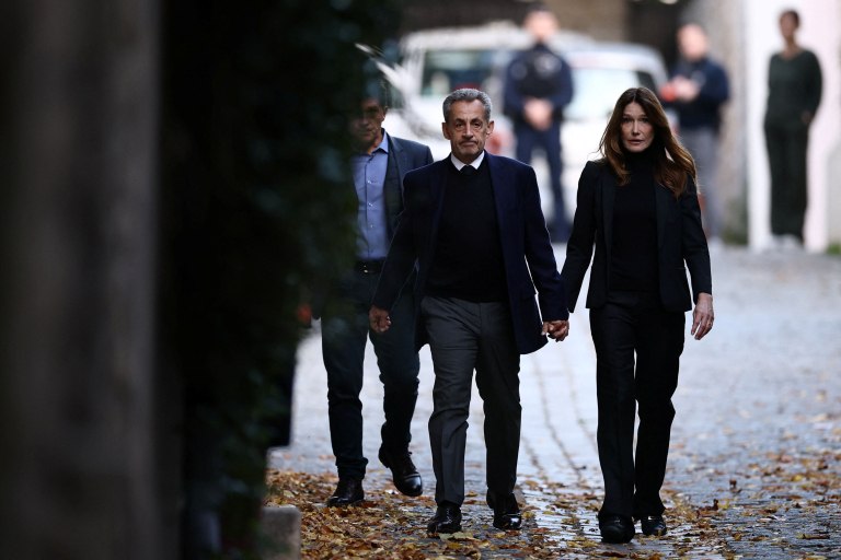 Νικολά Σαρκοζί: Κρατώντας το χέρι της Κάρλα Μπρούνι οδηγήθηκε σήμερα στη φυλακή