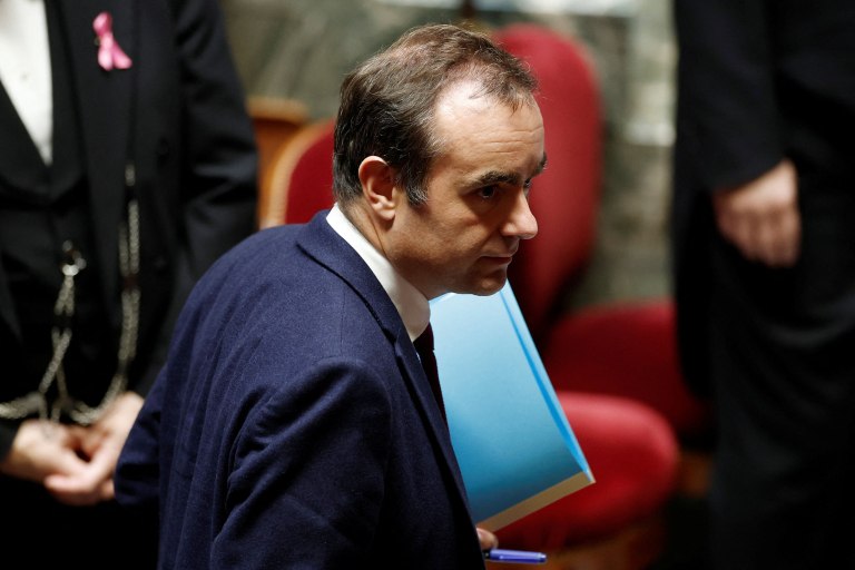 Γαλλία: Ανοιχτό ενδεχόμενο δημοψηφίσματος για το συνταξιοδοτικό – Με τροπολογία η αναστολή της μεταρρύθμισης