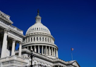 Λευκός Οίκος: Αυτοκίνητο έπεσε στην πύλη ασφαλείας – Τι λέει η Secret Service