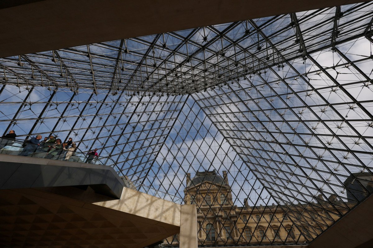 Γαλλία: Το Λούβρο μετέφερε κοσμήματα στην Τράπεζα της Γαλλίας μετά τη διάρρηξη