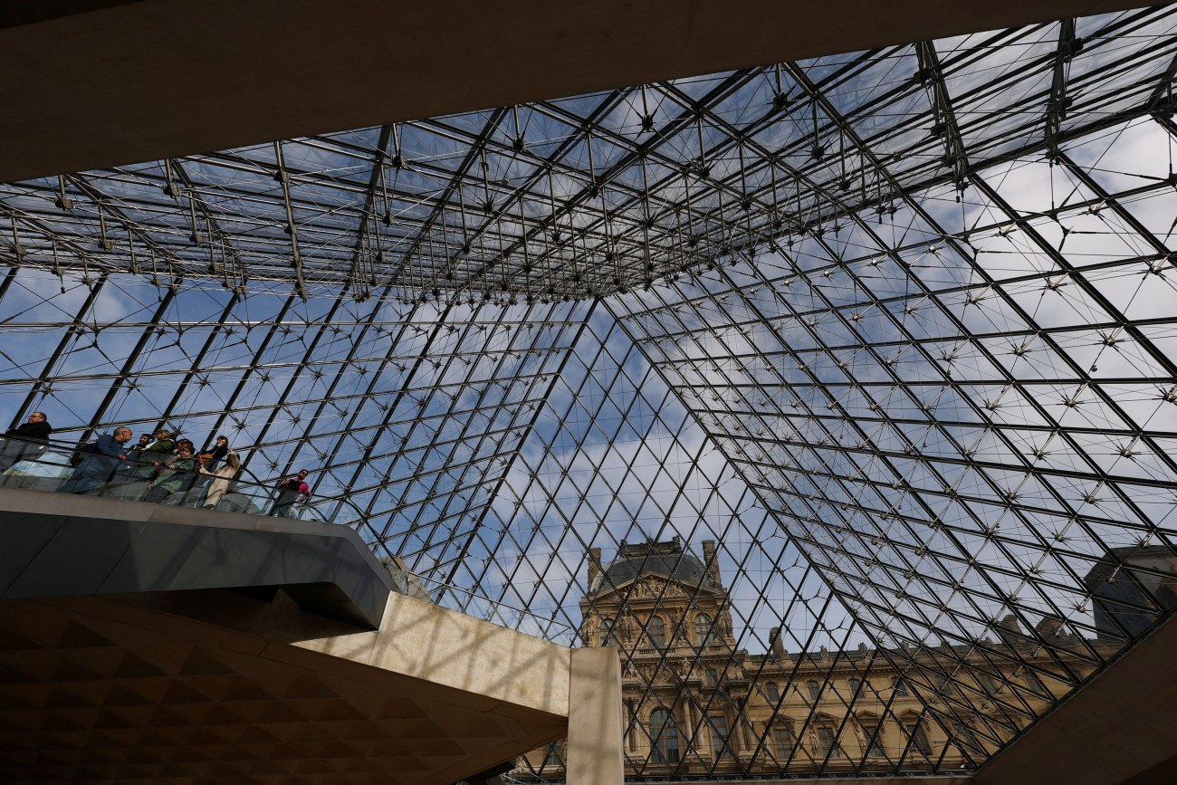 Γαλλία: Το Λούβρο μετέφερε κοσμήματα στην Τράπεζα της Γαλλίας μετά τη διάρρηξη
