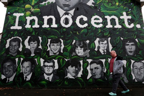 «Ματωμένη Κυριακή»: Αθώος «ελλείψει επαρκών αποδείξεων» ο μοναδικός στρατιώτης που προσήχθη σε δίκη