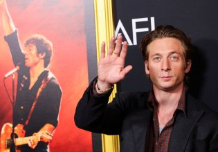 Ποτέ δεν είναι αργά: O Τζέρεμι Άλεν Γουάιτ έπρεπε να γίνει 34 ετών και σταρ του Χόλιγουντ για να πάρει το απολυτήριο λυκείου