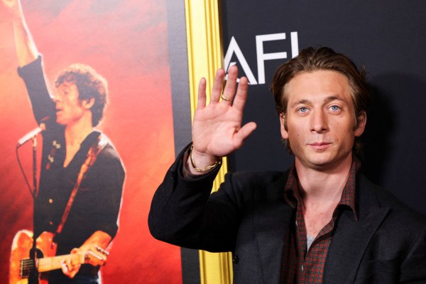 Ποτέ δεν είναι αργά: O Τζέρεμι Άλεν Γουάιτ έπρεπε να γίνει 34 ετών και σταρ του Χόλιγουντ για να πάρει το απολυτήριο λυκείου