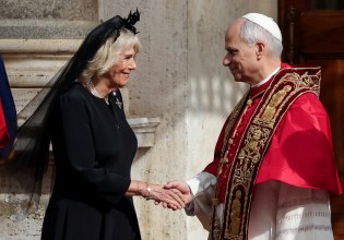 Γιατί η Καμίλα ντύθηκε στα μαύρα στη συνάντηση με τον Πάπα, ενώ στις άλλες βασίλισσες επιτρέπεται να φορούν λευκά;