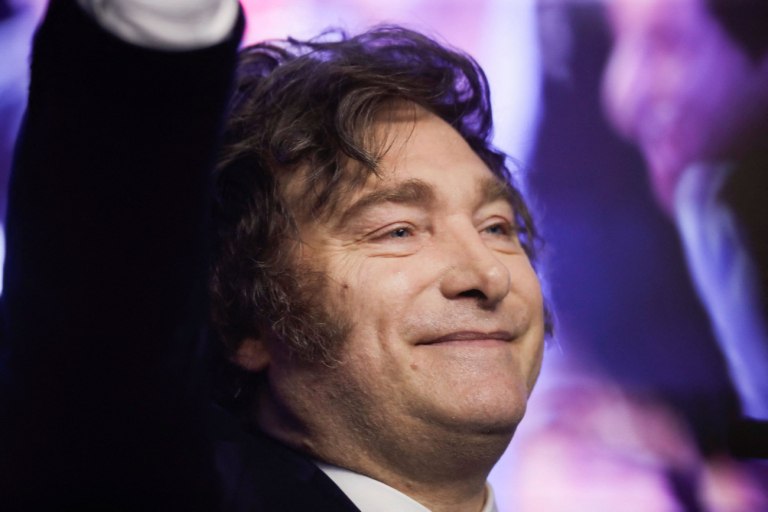 Χαβιέρ Μιλέι: Ο «αναρχοκαπιταλιστής» μαρσάρει το αλυσοπρίονό του