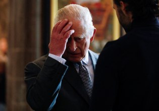 Βασιλιάς Κάρολος: Επεισόδιο με διαδηλωτή – Τι του είπε για τον πρίγκιπα Άντριου και τον Έπσταϊν [βίντεο]