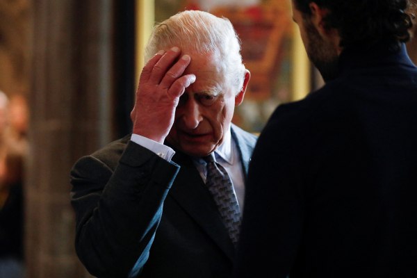 Βασιλιάς Κάρολος: Επεισόδιο με διαδηλωτή – Τι του είπε για τον πρίγκιπα Άντριου και τον Έπσταϊν [βίντεο]