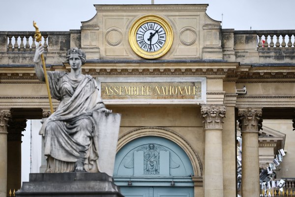 Γαλλία: Ξανά αδιέξοδο – Κυβέρνηση, Ρεπουμπλικάνοι και ακροδεξιά ενάντια στη φορολόγηση των υπερπλουσίων