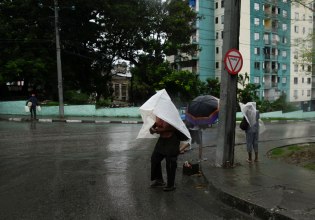 Συνεχίζεται η επέλαση του τυφώνα Μελίσα αφήνοντας πίσω καταστροφές – Αναμένονται μεγάλα ύψη βροχής