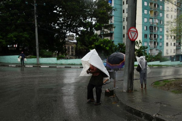 Συνεχίζεται η επέλαση του τυφώνα Μελίσα αφήνοντας πίσω καταστροφές – Αναμένονται μεγάλα ύψη βροχής