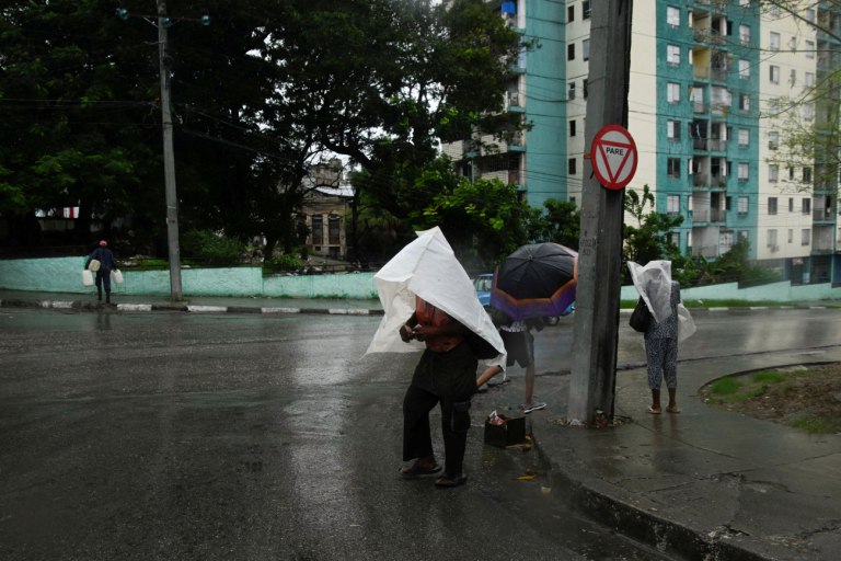 Συνεχίζεται η επέλαση του τυφώνα Μελίσα αφήνοντας πίσω καταστροφές – Αναμένονται μεγάλα ύψη βροχής