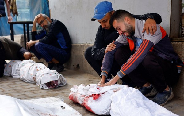 Γάζα: Η Κομισιόν καλεί «όλες τις πλευρές» να σεβαστούν την κατάπαυση πυρός μετά τη σφαγή με τους 104 νεκρούς