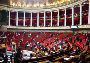 Γαλλία: Μπλόκο στον «φόρο Ζουκμάν» από κεντρώους, συντηρητικούς και ακροδεξιούς βουλευτές