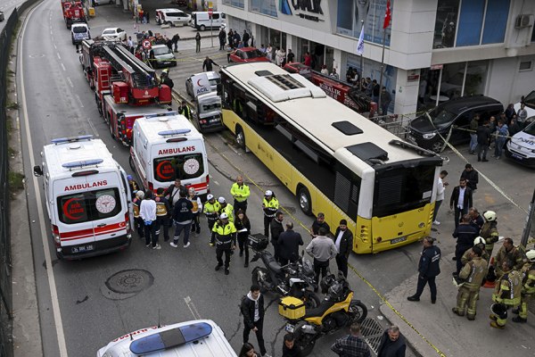 Κωνσταντινούπολη: Μία νεκρή και 4 τραυματίες μετά από πρόσκρουση λεωφορείου σε στάση